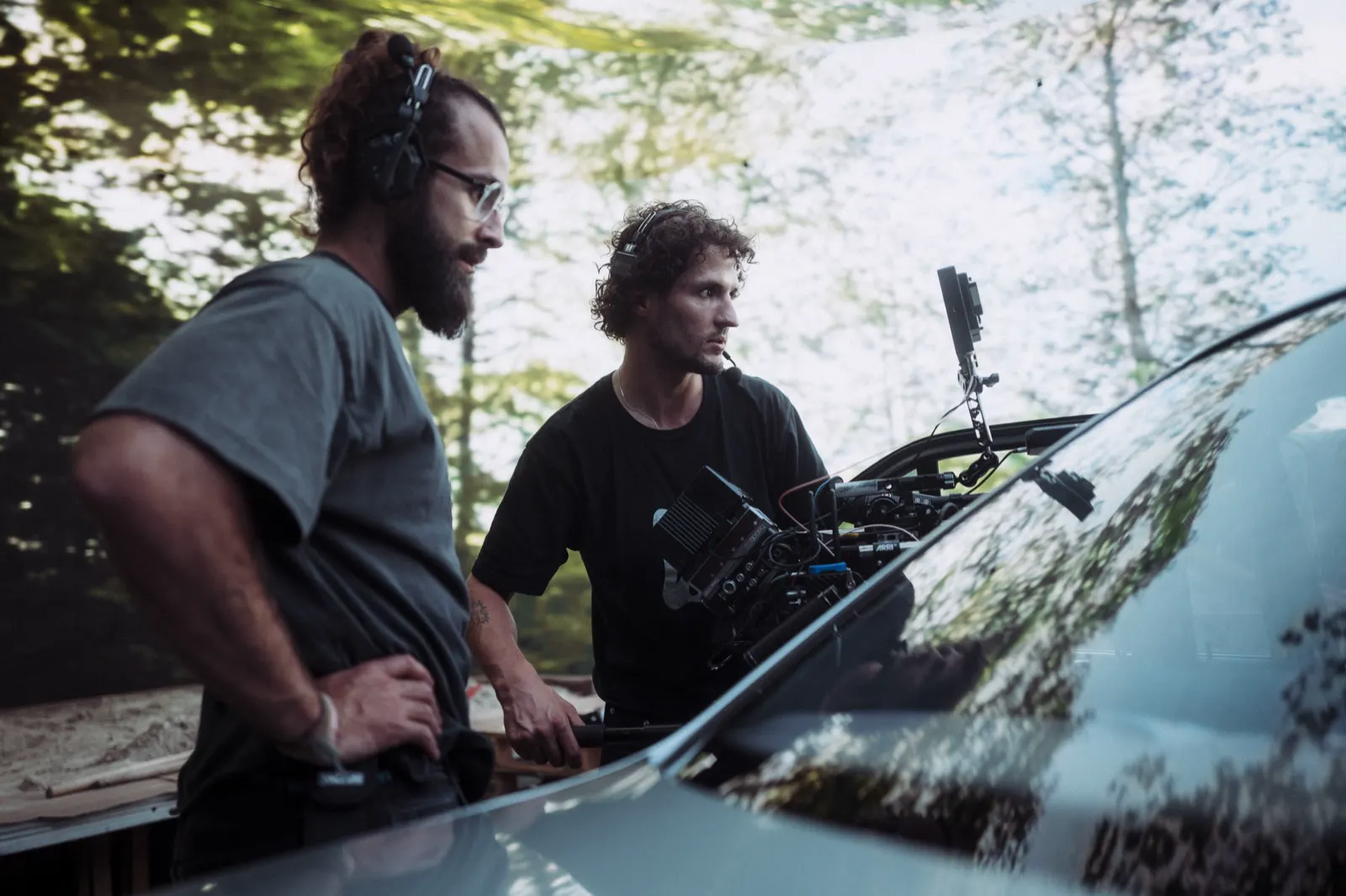 Andreas with the camera team at the car, Die Welt danach